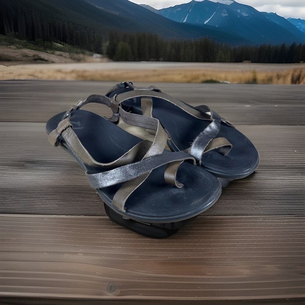 Olukai Upena Womens 8 Black Leather Strappy Sandal Toe Loop Boho Classic Beach